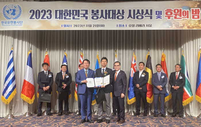 2023 대한민국 봉사대상 시상식(왼쪽부터 정형근 한국유엔봉사단 총재, 박춘배 강원랜드 대외업무팀장, 안헌식 한국유엔봉사단 이사장).jpg