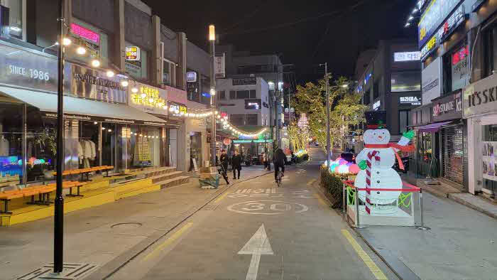 압구정_2023 빛의거리(로데오 메인거리)1.jpg