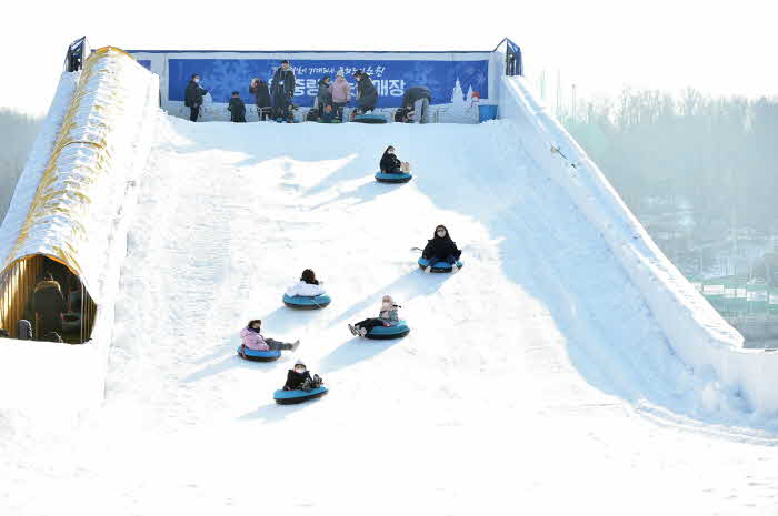 사진1_작년 눈썰매장_눈썰매.jpg