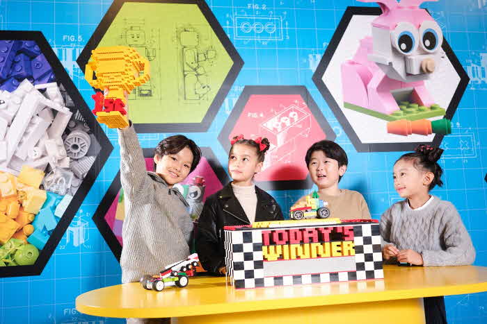 [사진] 매일 오후 5시 크리에이티브 워크샵에서 온 가족이 즐기는 미니게임 ‘레고 컬링 콘테스트’가 진행된다. (1).jpg