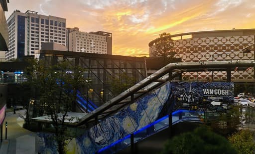 [피버 보도자료 이미지 1] 빛으로 재탄생한 고흐의 삶에 관람객 매료, ‘반 고흐 더 이머시브’ 전시 연장.jpg