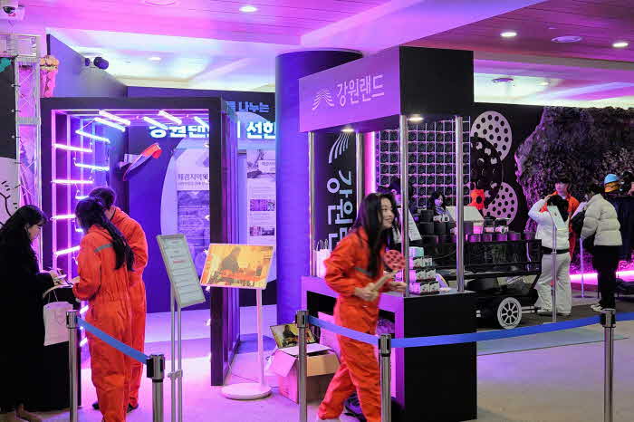 [강원랜드] 연탄을 주제로 강원랜드의 지역상생 활동을 홍보하는 팝업전시회장.jpg