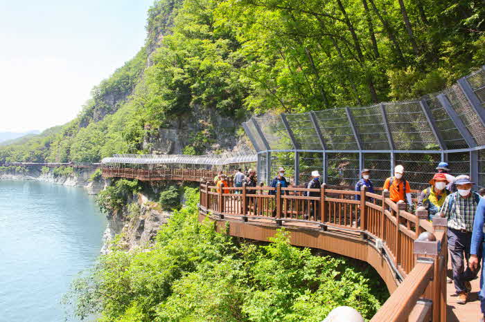 보도 1) 단양강 잔도 관광객.jpg