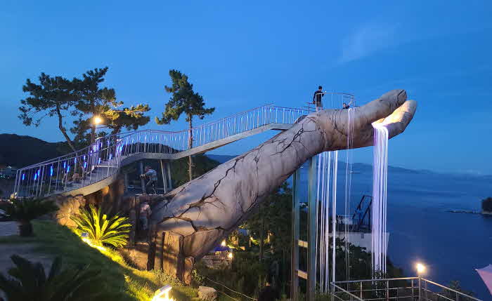 추천 관광지- 여수예술랜드-마이다스의손.jpg