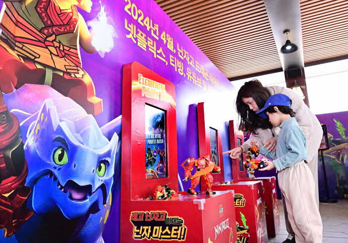 [사진2] 닌자고 트레이닝 센터에서 미션 중 하나인 ‘엘리멘탈 파워 빌드’를 진행하고 있는 가족.jpg