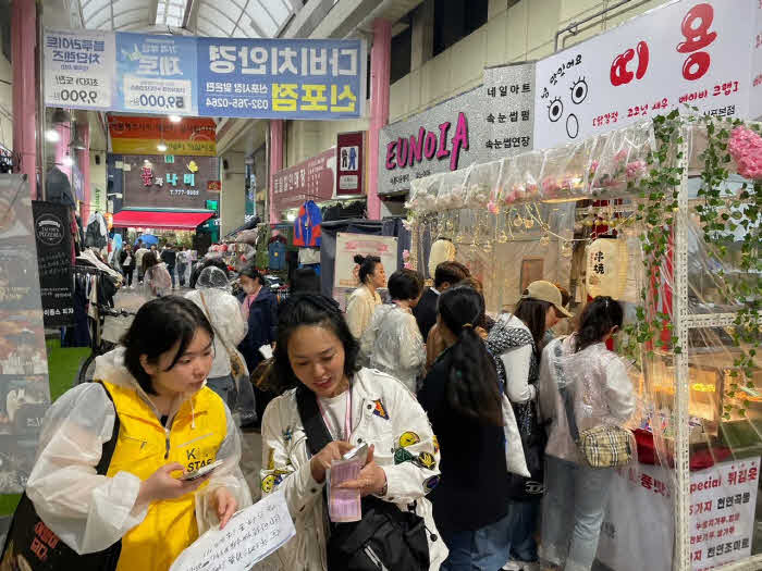 중국 관광객 쇼핑 (2024. 5. 7.(화) 신포시장).jpg