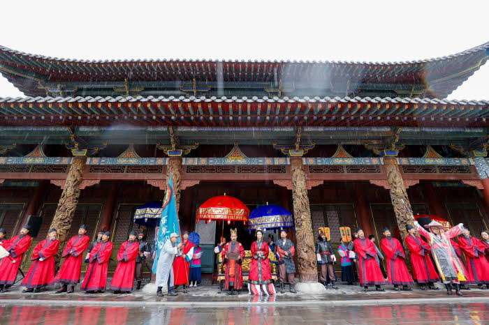 보도 1) 지난해 온달문화축제 개막식에서 평원왕 역할을 하는 김문근 군수.jpg