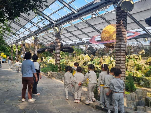 (사진자료)함평군, 우주 품은 마법의 정원 선보여…관광객 호평 일색 3.jpg