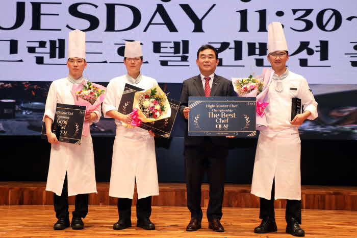 (하이원리조트) 마스터 셰프 요리대회 수상자, 오른쪽-대상 남철우 셰프.jpg