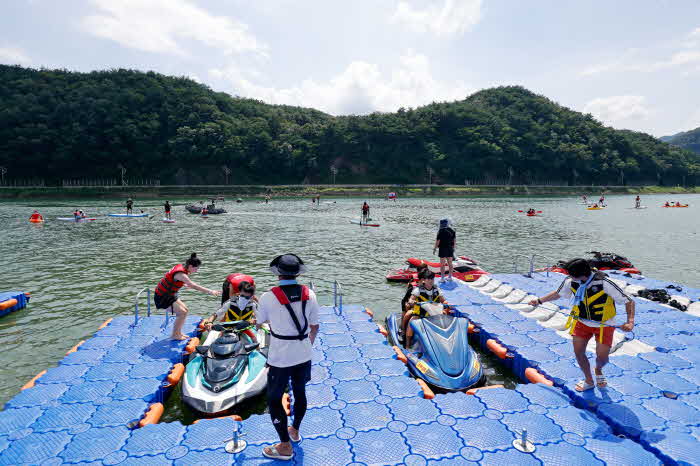 보도 1) 수상스포츠 체험하는 관광객들 (2).jpg