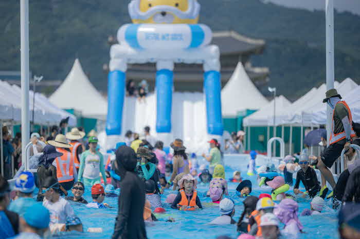 (대표사진) 서울썸머비치에서 물놀이를 즐기는 시민들.jpg