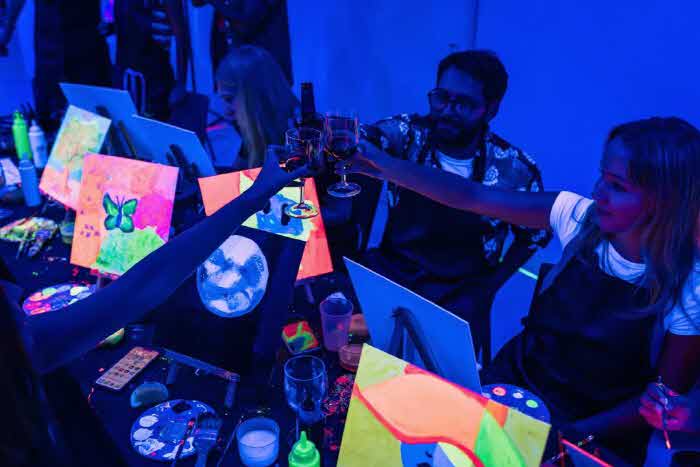 [피버 보도자료 이미지 1] 팝업 페인팅 체험 ‘네온 브러쉬(Neon Brush)’.jpg