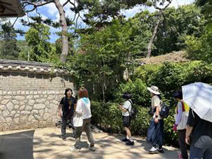 2. [도봉사진] 도봉구 관광객들이 문화관광해설사를 따라 원당샘공원을 걷고 있다.jpg