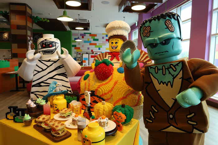 [추가사진] 레고 캐릭터 '맥'과 '프랑켄슈타인'이 선보이는 레고랜드 신메뉴 5종.JPG