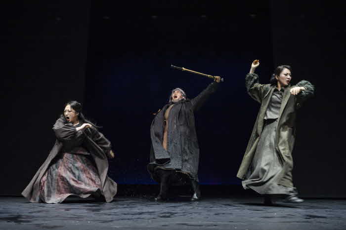 한국 국립창극단 리어 공연 장면.jpg