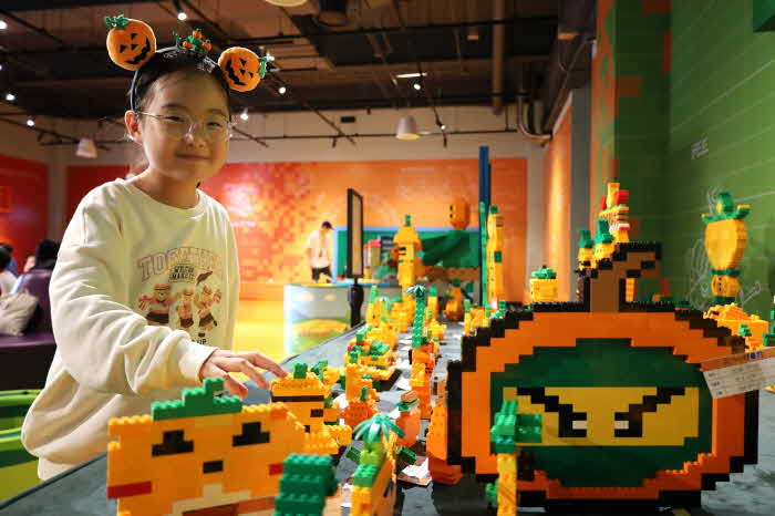 [사진] 수만개의 레고 브릭을 가지고 자신만의 멋진 호박을 만드는 '호박 만들기' 콘테스트.JPG