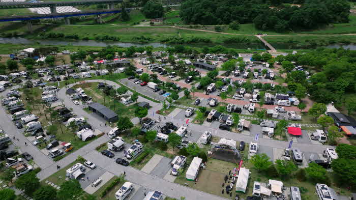 241010 “가을캠핑 여기 어때” 충주목계솔밭캠핑장… 매달 7천 명 이상 찾아(목계솔밭캠핑장 전경2).jpg