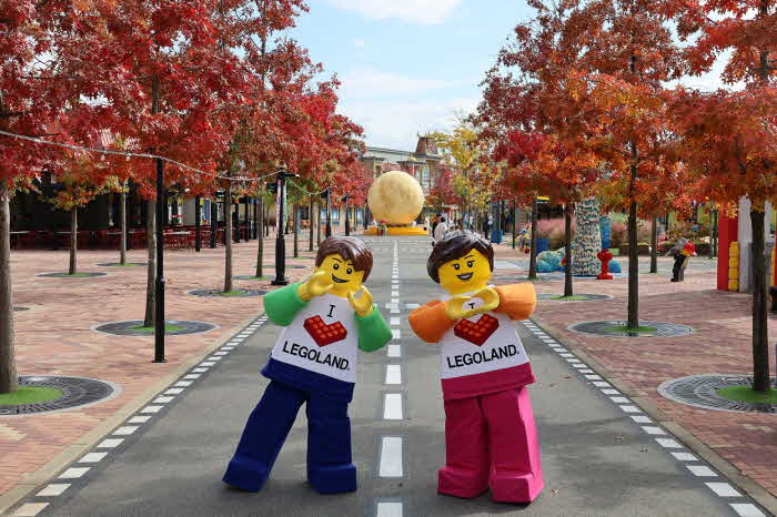 [사진] 레고 시티 구역에서 단풍나무와 함께 나들이객을 맞이하는 레고랜드 마스코트 마이크, 에이미.JPG