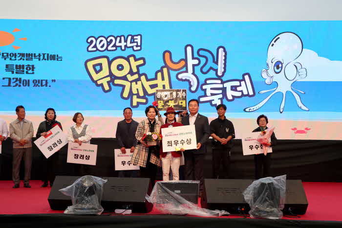 군민가요제 최우수상 시상을 하고 있는 김산 군수.jpg