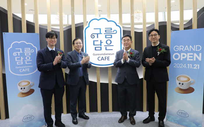 (하이원리조트) 구름담은 카페 재개장식_좌측부터 이민호 마케팅기획실장, 안광복 상임감사위원, 최철규 대표이사직무대행, 홍준기 호텔콘도영업.jpg