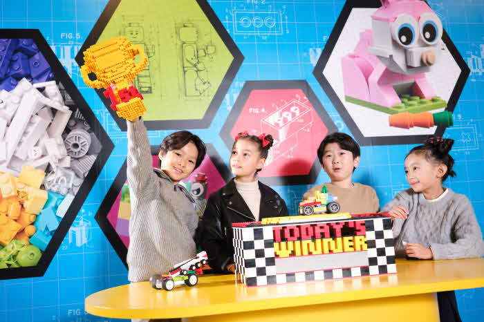 [사진2] 겨울시즌 한정으로 크리에이티브 워크숍에서 진행되는 ‘레고 브릭 레이싱카 토너먼트’.jpg