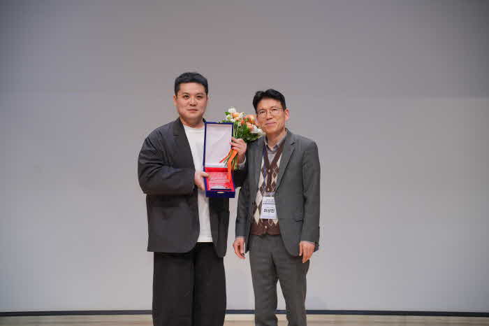 보도 1) 다누리아쿠아리움 우수업체 선정(좌측 박범수 관광과 주무관).JPG