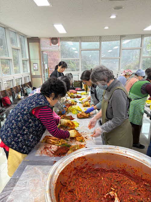 [꾸미기]보도 2) 김치를 버무리는 일본인 단체관광객 (1).jpg