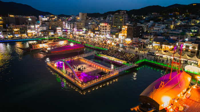 2.(통영)강구안나이트프린지공연-사진출처(통영시).jpg