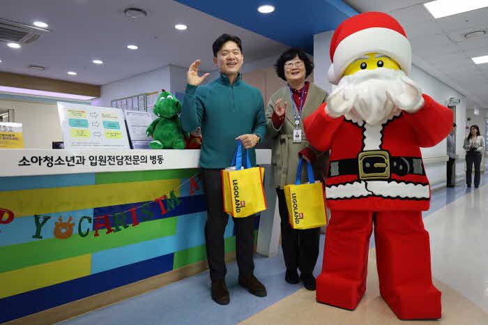 [사진1] 레고랜드가 레고 산타와 함께 강원대 어린이병원 소아병동에 방문하여 깜짝 이벤트를 진행했다..JPG