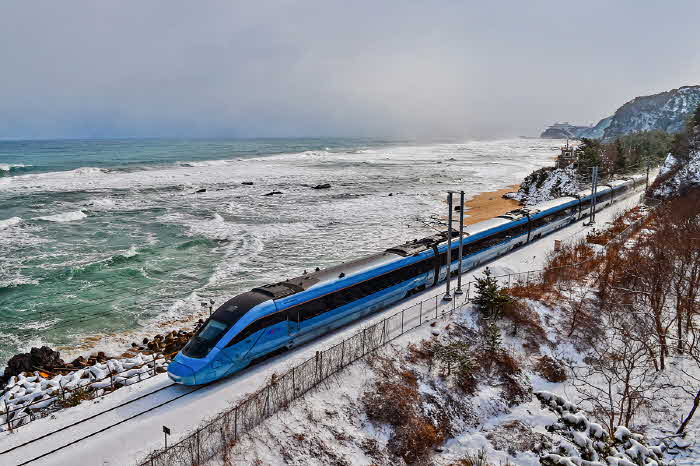 동해바다를 달리는 KTX.jpg
