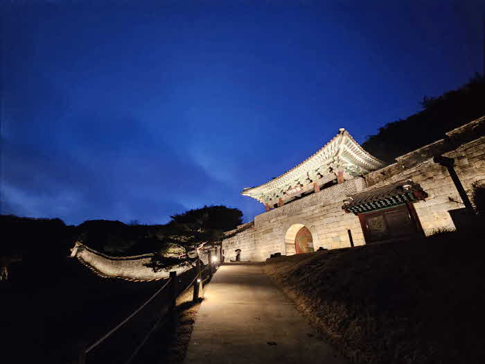 01-1 “빛과 역사의 만남” 밤에도 아름다운 청주시 상당산성_사진.jpg