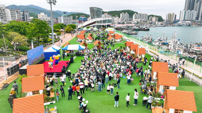 사진은 지난해 열린 완도군 정원 페스티벌에 인파가 몰린 모습.JPG