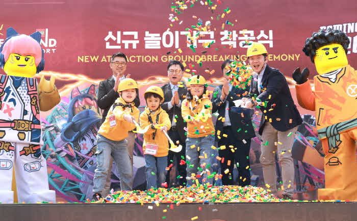 [사진] 2024년 신규 놀이기구 착공식에서 첫 삽을 뜬 어린이들과 레고랜드 이순규 대표(오른쪽).jpg