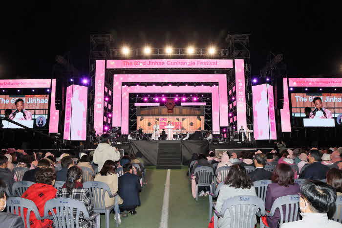 ★”제63회 진해군항제 벚꽃과 함께 개막”4월 6일까지 펼쳐져(관광과) (1).jpg