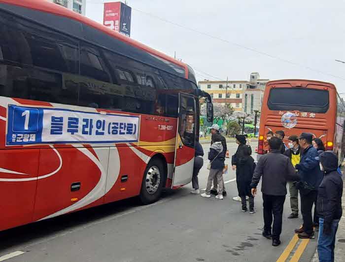 진해군항제벚꽃보러가는길대중교통이정답(교통정책과)(2)_블루라인주말셔틀버스탑승사진.jpg.1200x1200.jpg
