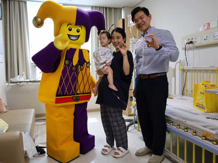 [사진2] 어린이 병동에 직접 방문하여 특별한 추억을 전달한 마스코트 재스터와 이순규 레고랜드 코리아 대표.JPG