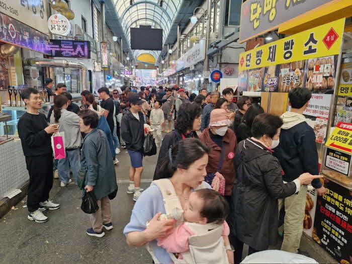 보도 3) 구경시장에서 장을 보는 팔도장터관광열차 방문객들.jpg