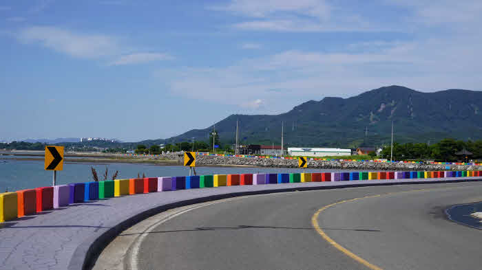 이순신 바닷길에 펼쳐진 무지갯빛 해안도로.jpg