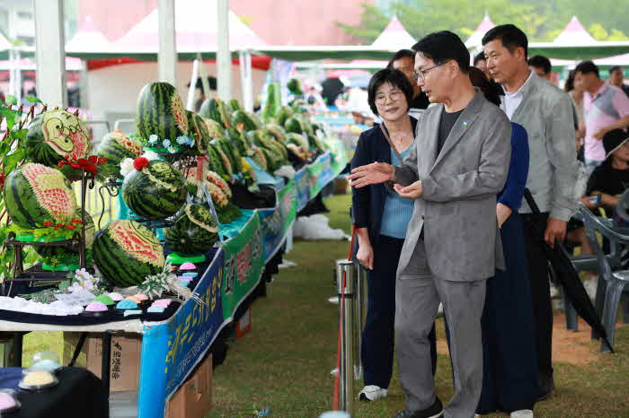 자료사진_고창복분자와수박축제(수박카빙대회).jpg