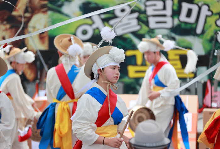 충북 괴산군 감물면에서 열린 ‘제14회 감물감자축제’ 첫날, 풍물놀이 공연이 펼쳐져 흥겨운 축제 분위기를 더했다..jpg