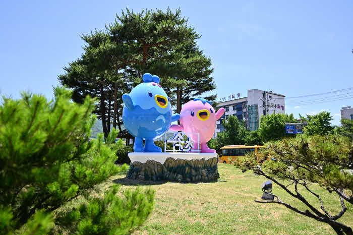 2. 짜니와 래요 조형물 설치 사진(속초광장) (1).JPG