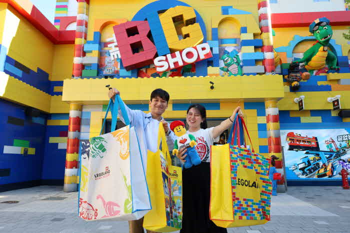 [사진] 레고랜드 코리아 리조트의 빅샵(Big Shop)에서 고객들이 여름 한정 할인 혜택을 즐기고 있다..JPG