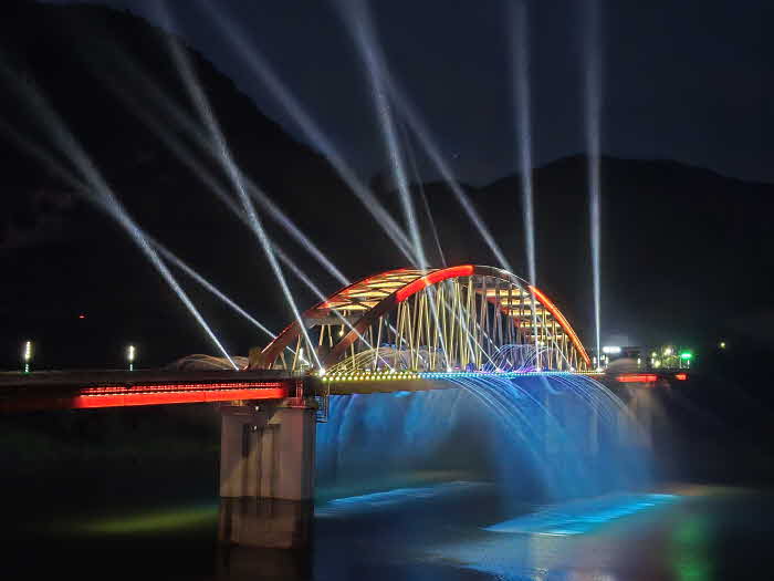 보도 1) 고수대교 경관분수.jpg