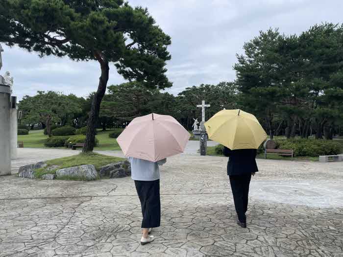 (사진1)양우산 대여 서비스(솔뫼성지).jpg