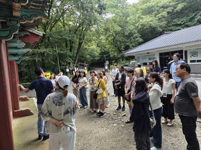 1 순천 선암사를 찾은 외국인 관광객들이 관광해설을 듣고있다.jpg
