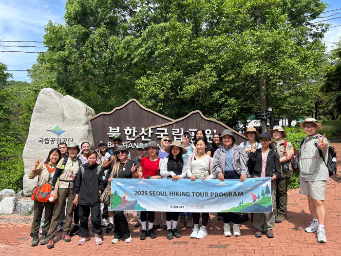 (사진1) 도봉산 마당바위 코스 종료 후 기념 사진을 촬영하고 있다..jpg