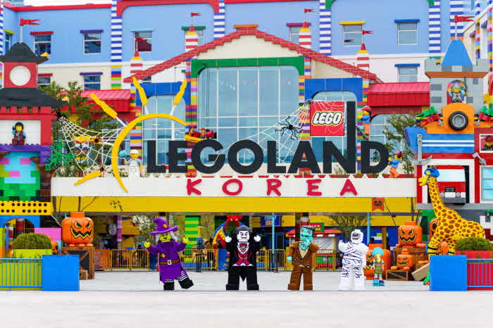 레고랜드가 ‘몬스터 캐슬’ 시즌을 맞이해 가을 시즌 패스와 몬스터 패밀리 패키지를 출시했다..jpg