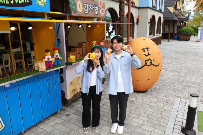 [사진] 레고랜드가 춘천 로컬 베이커리 카페 '감자밭'과 손잡고 감자빵 팝업 스토어를 운영한다..JPG