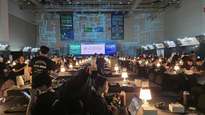 (부산관광공사)+9월22일+보도자료+사진_글로벌+데이터+해커톤+'DIVE+2025'+대회+현장.jpg