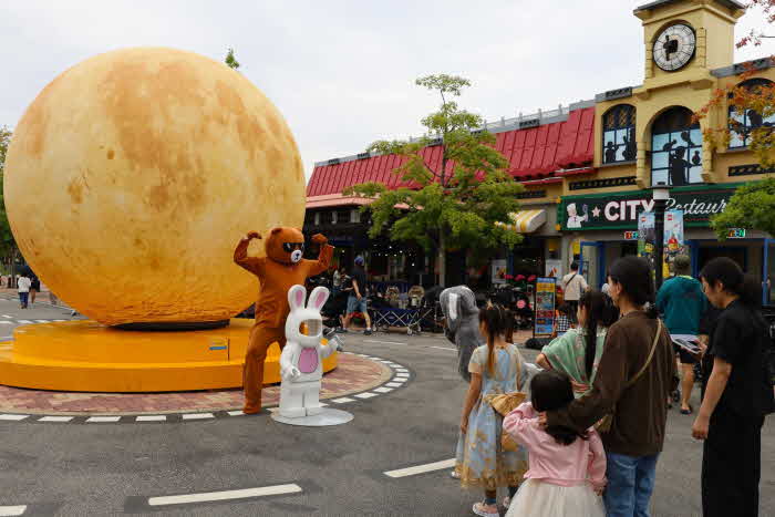 [사진8] 한가위 보름달처럼 풍성한 연휴를 보내는 방문객들.JPG